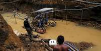 Operação do Ibama contra o garimpo ilegal de ouro em terras indígenas, em 2016  Foto: Reuters