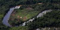 A estimativa do governo é de que haja 15 mil mineradores ilegais na reserva, onde foi declarada emergência em saúde no último dia 20  Foto: Reuters