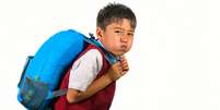 Volta às aulas: mochilas pesadas podem causar problemas na coluna -  Foto: Shutterstock / Saúde em Dia