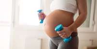 A atividade física durante a gravidez pode ajudar a prevenir doenças relacionadas à gestação -  Foto: Shutterstock / Alto Astral