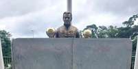 Estátua de Telê Santana amanheceu isolada por tapumes (Foto: Reprodução/Redes Sociais)  Foto: Lance!