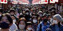 O Japão ainda mantém os requisitos de uso de máscaras faciais  Foto: Reuters / BBC News Brasil
