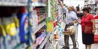 Consumidores em supermercado  Foto: JF Diório/Estadão / Estadão