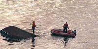 Bombeiros atuam no resgate em embarcação que naufragou no Rio   Foto: TV Globo