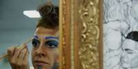 Hinacio King se prepara para participar de concurso de drag king, em São Paulo  Foto: REUTERS/Carla Carniel