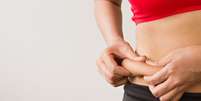 A gordura abdominal oferece diversos riscos à saúde -  Foto: Shutterstock / Alto Astral