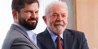 O presidente do Chile, Gabriel Boric (esq.) tenta fazer avançar sua reforma, enquanto Luiz Inácio Lula da Silva espera que primeira etapa seja votada já em abril  Foto: Reuters / BBC News Brasil