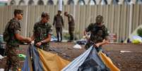 Militares do Exército desmontam barracas de bolsonaristas em Brasília, em janeiro de 2023  Foto: Reuters