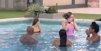 Amanda com brothers na piscina  Foto: Globoplay