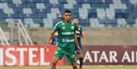 Defensor em ação com a camisa do Dourado (Foto: Reprodução/Redes Sociais)  Foto: Lance!