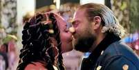Atores teriam se beijado por meio de efeitos especiais   Foto: Netflix