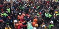 Busca por vítimas de terremoto em Kahramanmaras, na Turquia  Foto: EPA / Ansa - Brasil