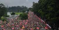 A multidão enfrentou a chuva para curtir os sucessos de Alceu Valença no bloco Bicho Maluco Beleza  Foto: BRUNO ROCHA / NQUADRAR/ ESTADÃO CONTEÚDO