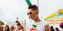 Saiba os principais cuidados com o celular no Carnaval -
  Foto: Elena Fragoso / Shutterstock / Alto Astral