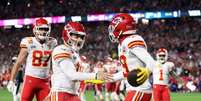 Mahomes conduziu a vitória dos Chiefs passando para 3 TDs e 182 jardas (GREGORY SHAMUS via AFP)  Foto: Lance!