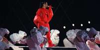 Rihanna fez grande show no intervalo do Super Bowl, neste domingo (AFP)  Foto: Lance!