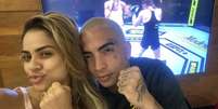 Guimê e Lexa, sua esposa, assistem UFC antes do cantor entrar no BBB 23 - Crédito: Reprodução/Twitter  Foto: Sport Life