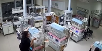 Enfermeiras seguram incubadoras e protegem bebês em hospital turco durante terremoto  Foto: Reprodução