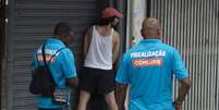 Fiscais flagra folião urinando em via pública no pré-carnaval.   Foto: Armando Paiva / Terra / Armando Paiva / Terra