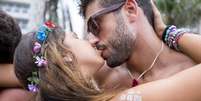 Entenda o que leva as pessoas a beijarem tanto no Carnaval -  Foto: lazyllama / Shutterstock / Alto Astral