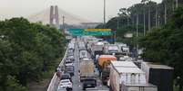 Trecho da marginal do Tietê, na altura da ponte da Casa Verde; trânsito cada dia mais intenso desafia motoristas e engenheiros de tráfego  Foto: TIAGO QUEIROZ/ESTADÃO / Estadão