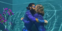 Casal bate recorde de beijo mais longo embaixo d'água  Foto: Reprodução/YouTube/Guinness World Records