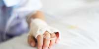 Mão de criança com soro intravenoso  Foto: Getty Images / BBC News Brasil