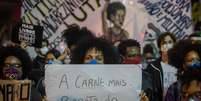 Manifestantes realizam ato contra o racismo na Avenida Paulista, em São Paulo  Foto: Taba Benedicto /Estadão