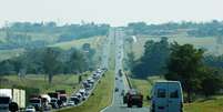 Em rodovias de pista dupla, como a Anhanguera, em S&atilde;o Paulo, o uso dos far&oacute;is baixos durante o dia est&aacute; dispensado.  Foto: Marcos Santos / USP Imagens