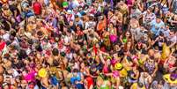 Alguns objetos são indispensáveis para enfrentar as festas de Carnaval -  Foto: Antonio Salaverry / Shutterstock / Alto Astral