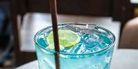 O drink Opala azul é um verdadeiro combustível para as festas  Foto: Guia da Cozinha