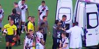 Philipe Sampaio caiu em campo após se sentir mal (Divulgação/CazéTV)  Foto: Lance!