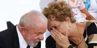 Dilma conversa com Lula durante cerimônia em Brasília no dia 13 de fevereiro  Foto: REUTERS/Adriano Machado