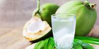 Água de coco traz diversos benefícios para a saúde no verão -  Foto: Shutterstock / Alto Astral