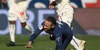 Neymar sofreu torção no tornozelo na vitória do PSG sobre o Lille (Foto: FRANCK FIFE / AFP)  Foto: Lance!