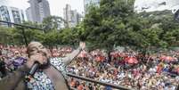Tiago Abravanel canta para foliões em São Paulo  Foto: Ricardo Matsukawa