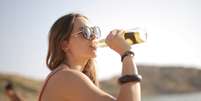 Dia de Combate ao Alcoolismo: 7 razões para mulheres evitarem bebidas alcoólicas  Foto: Freepik / Bons Fluidos
