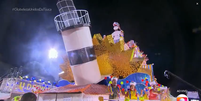 Nas redes sociais a alegoria foi comparada a Torre de Piza, famosa por ser torta  Foto: Reprodução/ TV Globo