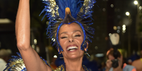 Adriane Galisteu retomou o posto de Madrinha de Bateria da Portela para o desfile de comemoração dos 100 anos da escola de samba.  Foto: AGNews / Purepeople