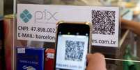 Criminosos que roubam celulares podem conseguir acessar os aplicativos bancários para realizar transações indevidas, especialmente através do Pix  Foto: Leo Souza/Estadão / Estadão