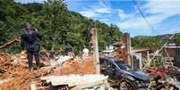 Agentes da Defesa Civil em ação conjunta com equipes de resgate, entre eles Soldados do Exército, buscam por pessoas possivelmente soterradas no entorno das casas da Vila Sahy, antiga Vila Baiana, em São Sebastião, litoral norte de São Paulo, após graves deslizamentos de terra devido às fortes chuvas dos últimos dias no local.   Foto: TIAGO QUEIROZ/ESTADÃO CONTEÚDO