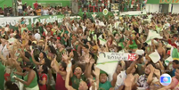 Membros da Imperatriz Leopoldinense comemoram a vitória no carnaval 2023  Foto: Reprodução/TV Globo
