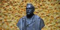 Busto de Alfred Nobel, que viveu seus últimos anos em Sanremo  Foto: EPA / Ansa - Brasil
