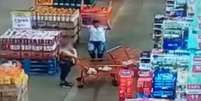 Homem arremessa carrinho de compras em mulher dentro de supermercado  Foto: Reprodução/Redes Sociais