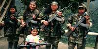 Rebeldes das Farc posam com menina não identificada no sul da Colômbia
25/10/2008
REUTERS/Polícia Nacional  Foto: Reuters