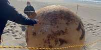 Esfera metálica na areia da praia  Foto: Getty Images / BBC News Brasil