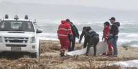 Serviços de resgate recolhem corpo em praia de balneário na Calábria  Foto: DW / Deutsche Welle