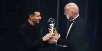 Messi recebe o prêmio de melhor jogador do mundo da Fifa (Foto: Franck Fife/ AFP)  Foto: Lance!