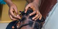As pomadas de cabelo costumam ser utilizadas em penteados como a trança, que precisam ser bem firmes na raiz do cabelo -  Foto: Shutterstock / Alto Astral