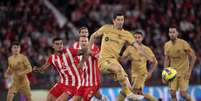 Robert Lewandowski deixou o campo contra o Almería com lesão na coxa (Foto: JORGE GUERRERO / AFP)  Foto: Lance!